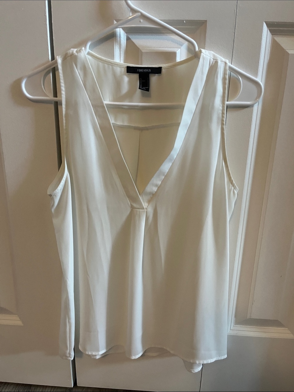 Forever 21 White V-Neck Sleeveless Camisole